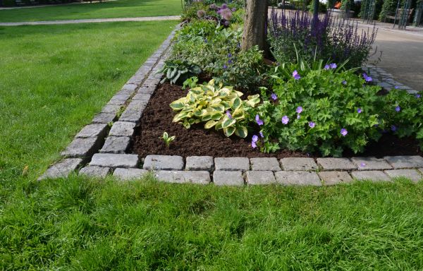 Flower Bed Mulching in West Des Moines